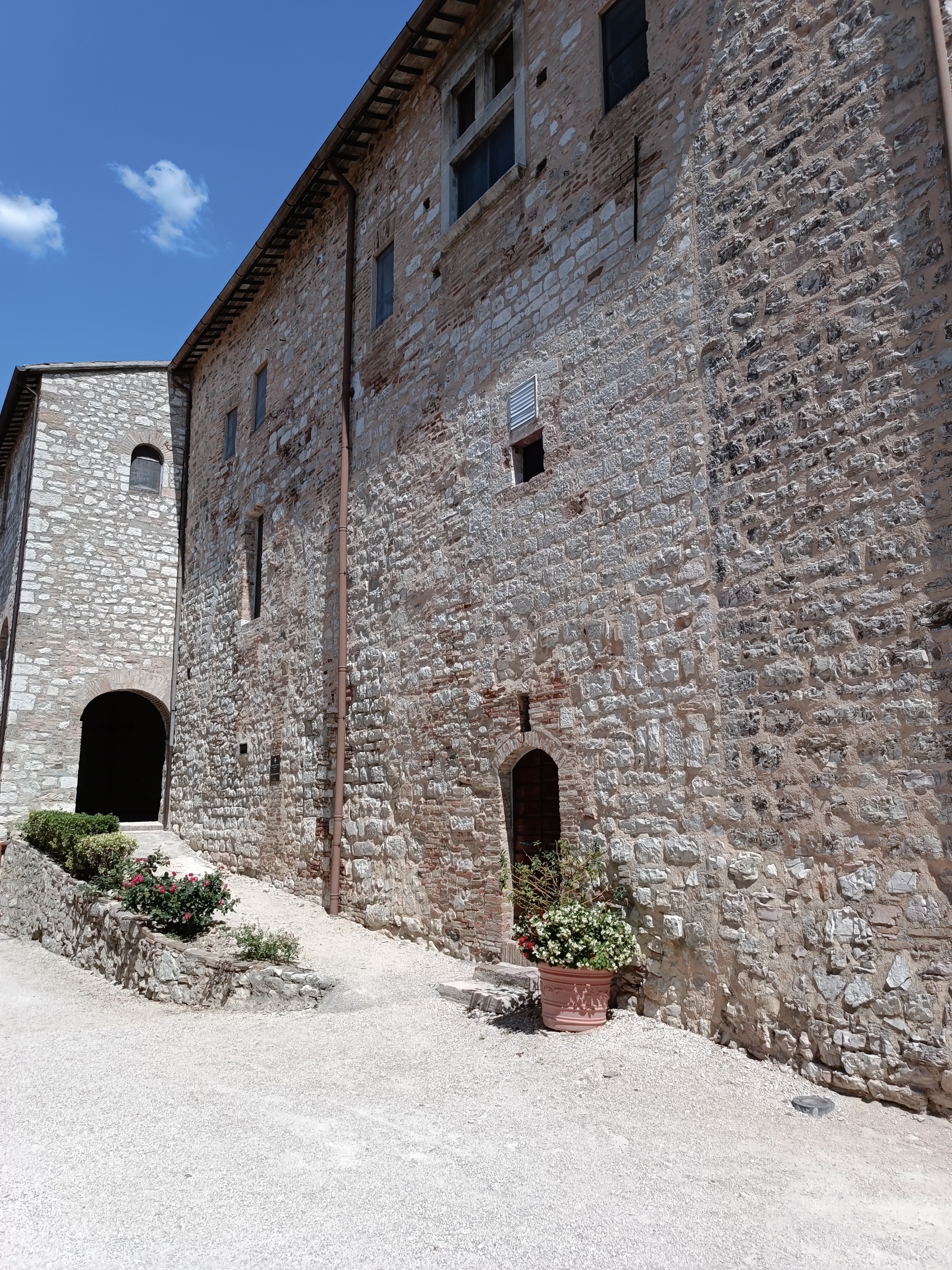 움 브리아:사소 비보의 산타 크로체 수도원 - Foligno | Secret World Trip Planner