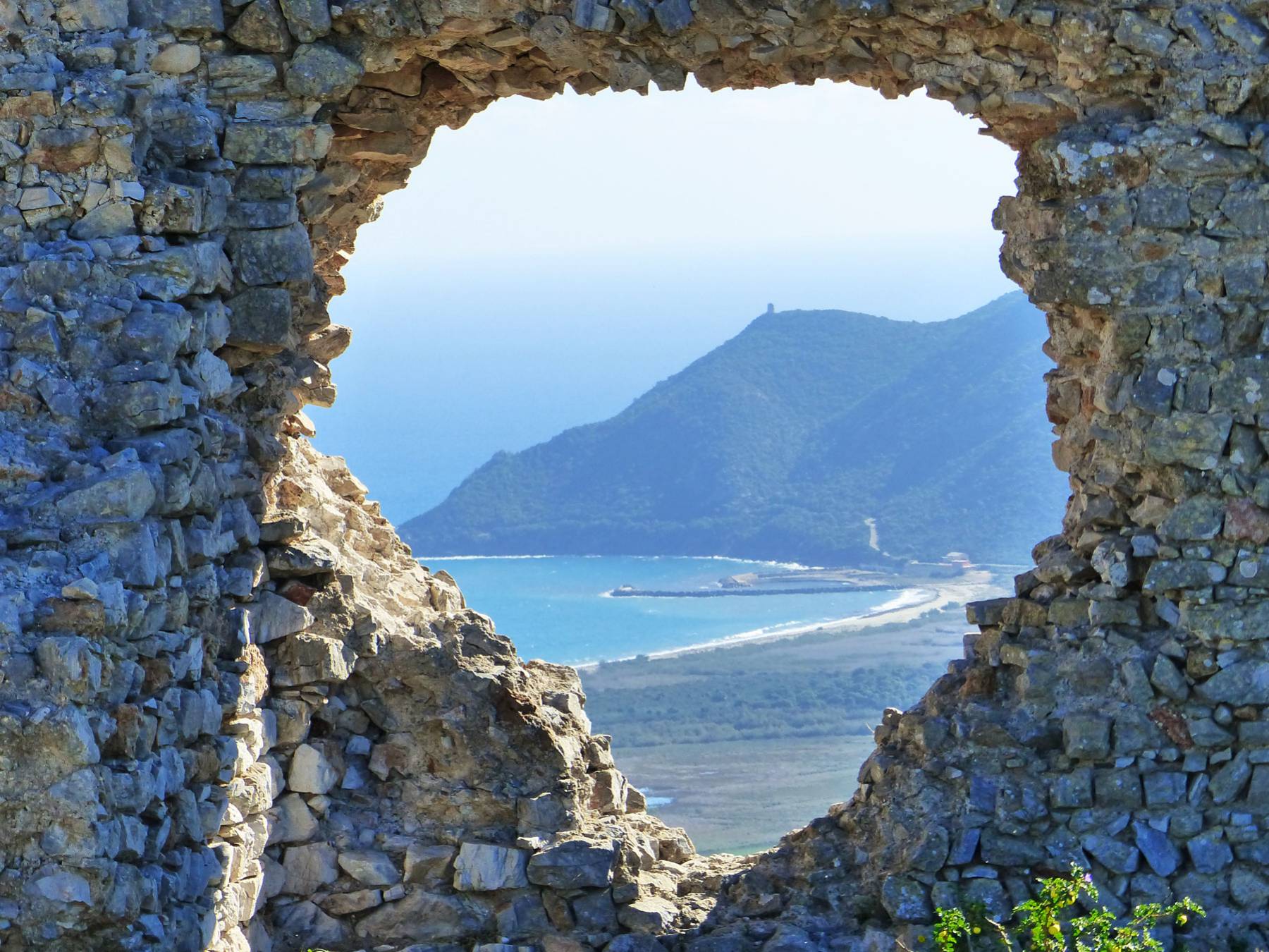 As ruínas do Castelo de Quirra.