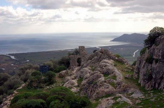 As ruínas do Castelo de Quirra.