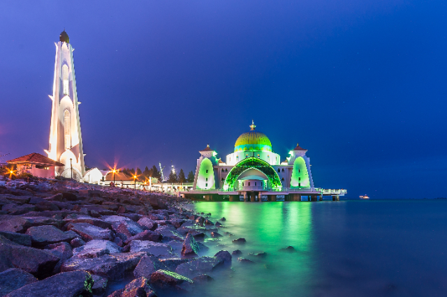 The Malacca Straits Mosque - 75000 | Secret World Trip Planner