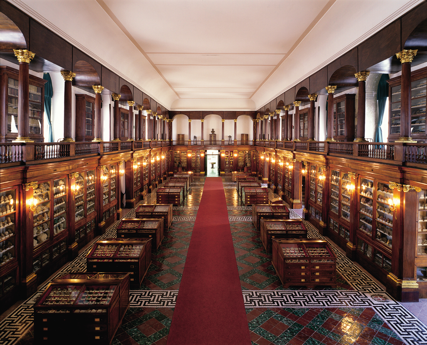 Prawdziwe Muzeum Mineralogiczne - Via Mezzocannone | Secret World Trip Planner