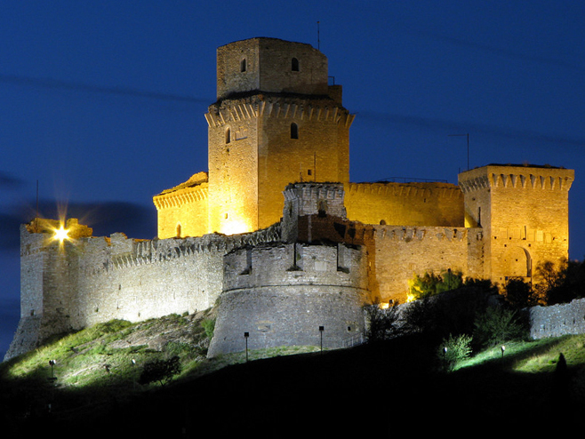 Asyžius ir įspūdinga Rocca Maggiore tvirtovė - Assisi | Secret World Trip Planner