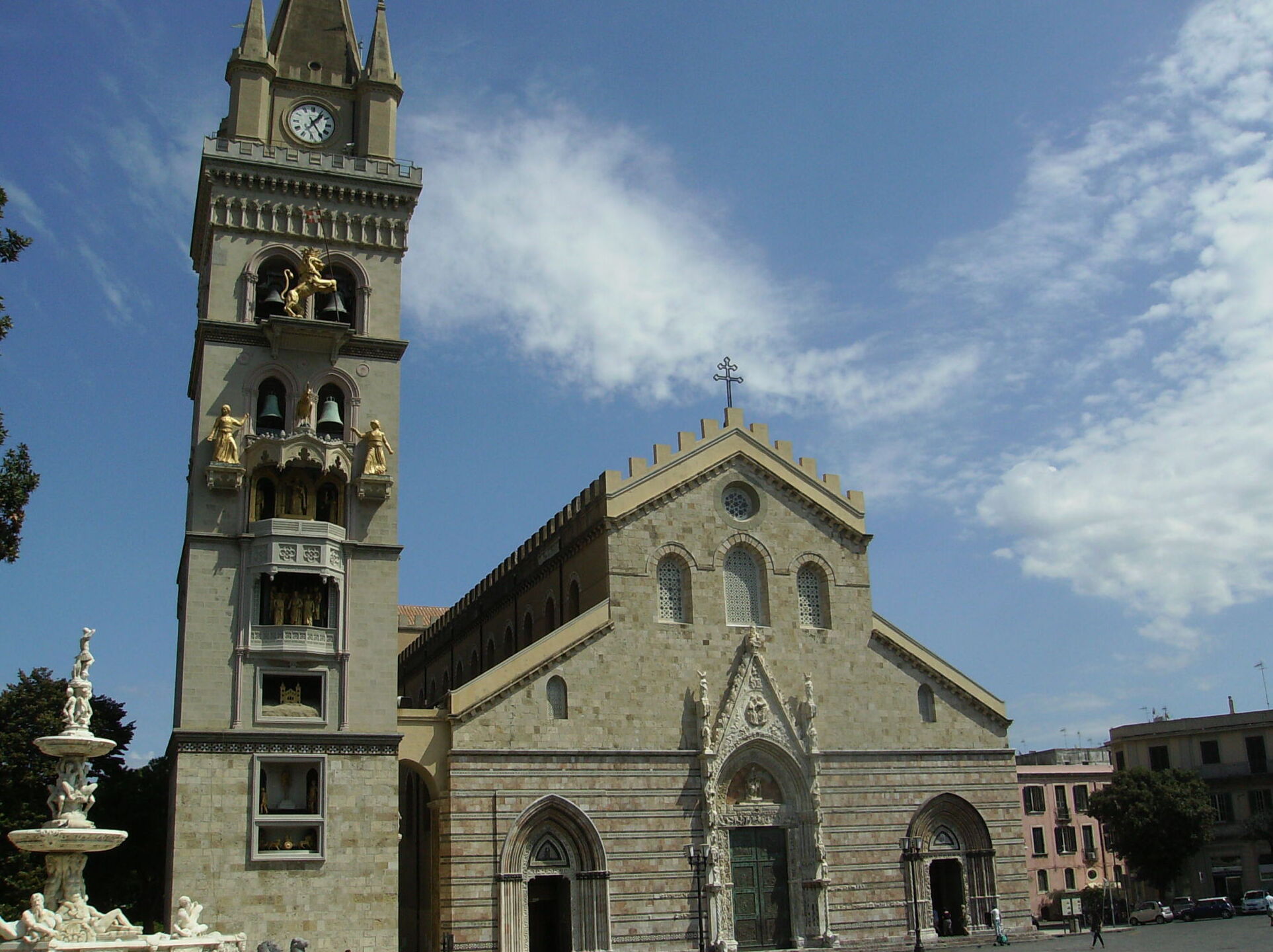 Katedralen i Messina og den største astronomiske mekaniske ur i verden. - Messina | Secret World Trip Planner