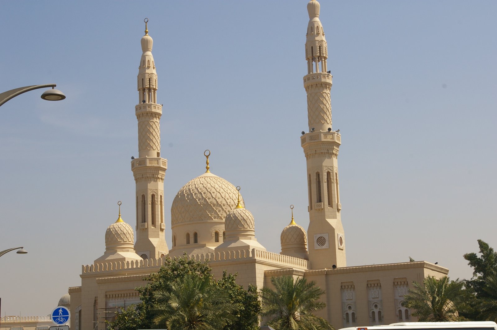 Jumeirah Mosque เป็น grandiose mosque ในดูไบ - Dubai | Secret World Trip Planner
