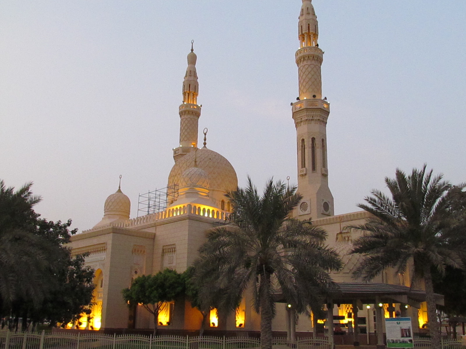 Jumeirah Mosque เป็น grandiose mosque ในดูไบ - Dubai | Secret World Trip Planner