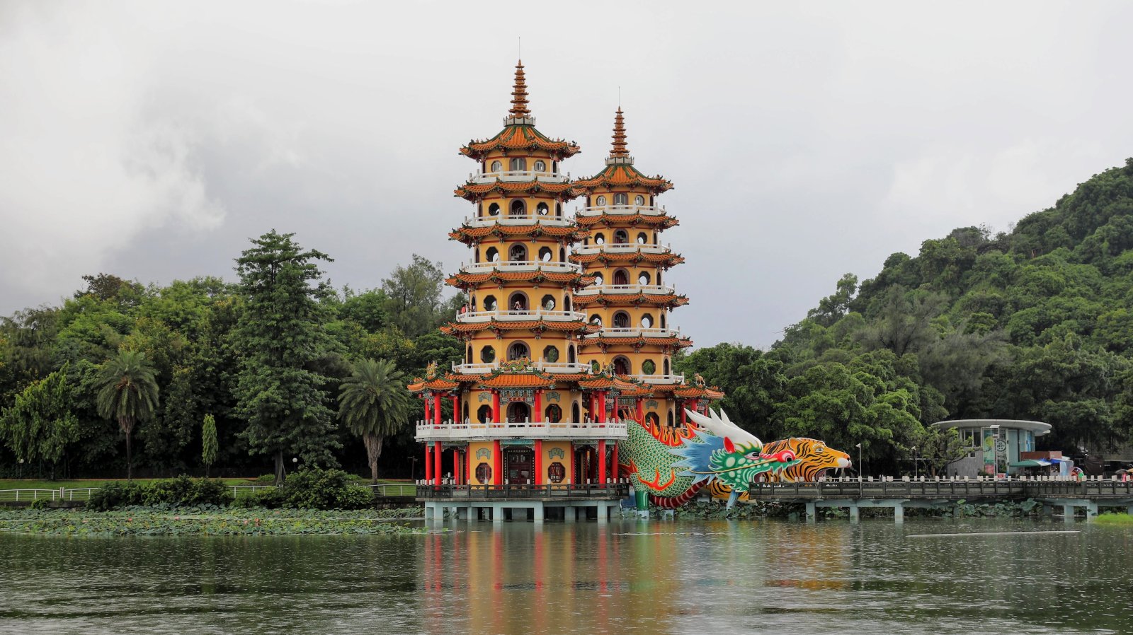 台湾：龙虎塔 - Zuoying District | Secret World Trip Planner