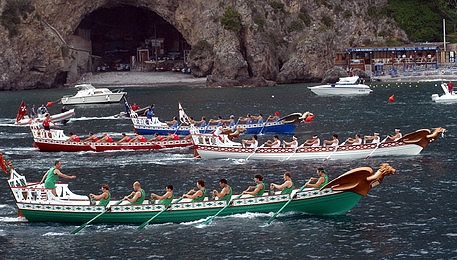 سباق القوارب من الجمهوريات البحرية القديمة - Amalfi | Secret World Trip Planner