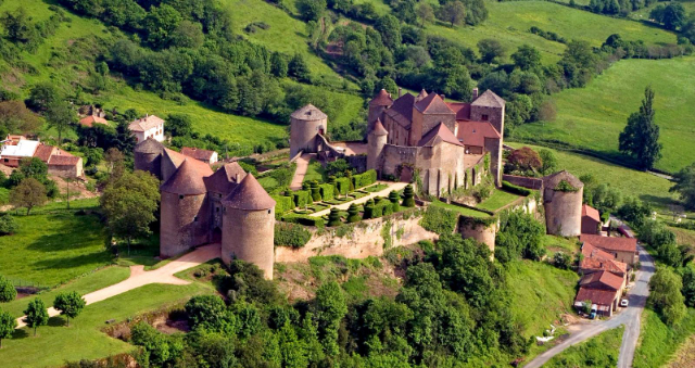 ਬ੍ਰੇਜ਼ ਦਾ ਕਿਲਾ - Berzé-le-Châtel | Secret World Trip Planner