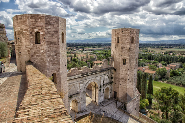 غروب الشمس على Porta Venere - Spello | Secret World Trip Planner