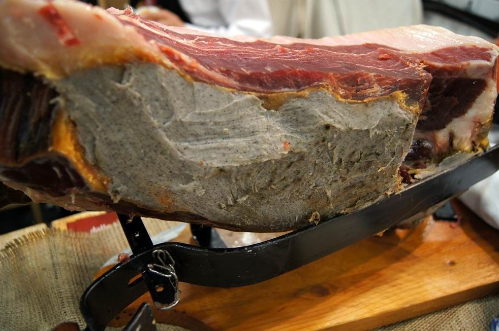 Porc negre de Caserta anomenat pelatello - Caserta | Secret World Trip Planner