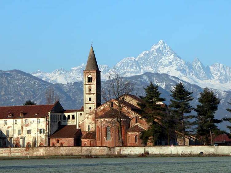 सिसटरष्यन बेनिदिक्तिन अभय के Staffarda - Staffarda | Secret World Trip Planner