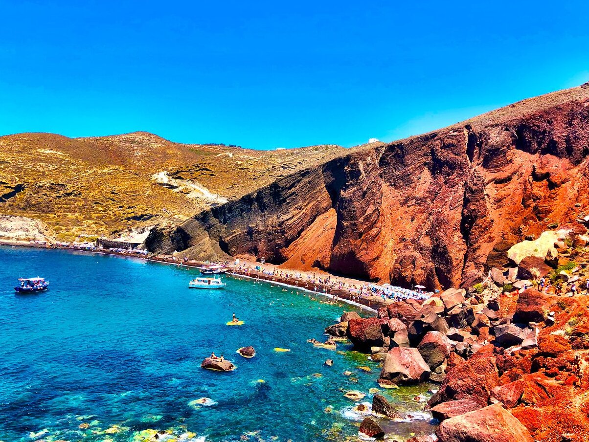 Uma das praias mais bonitas e lotadas, especialmente no verão, é vermelha - Red beach | Secret World Trip Planner