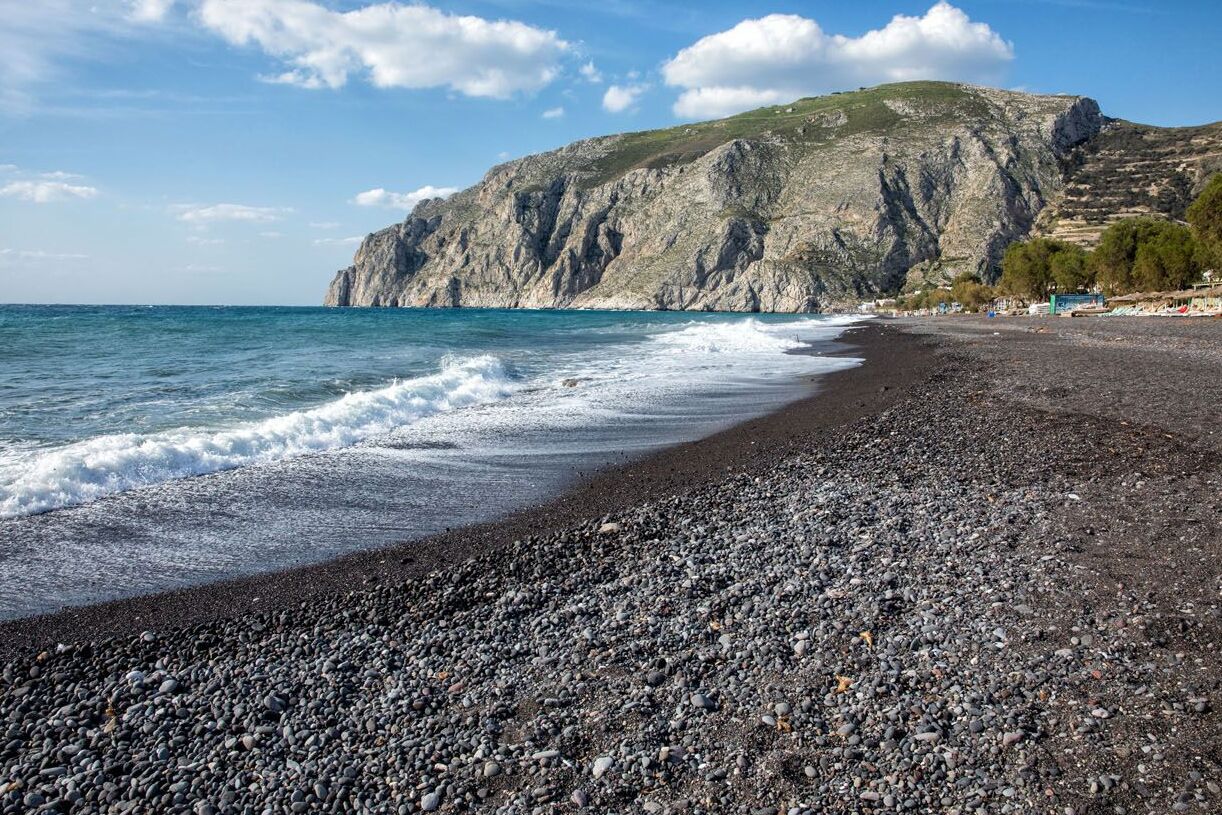 가마리 해변은 의심 할 여지없이 섬 전체의 가장 바쁜 해변 중 하나입니다 - Καμάρι | Secret World Trip Planner