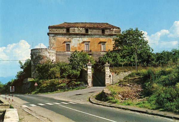 Castello d'Alagno ცნობილია როგორც Totò - Somma Vesuviana | Secret World Trip Planner