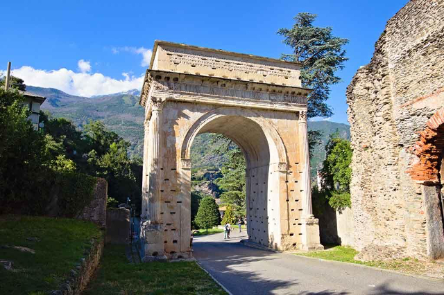 Arc d'Auguste - Susa | Secret World Trip Planner