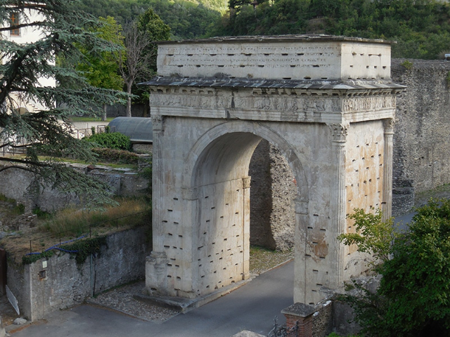 Arc d'Auguste - Susa | Secret World Trip Planner