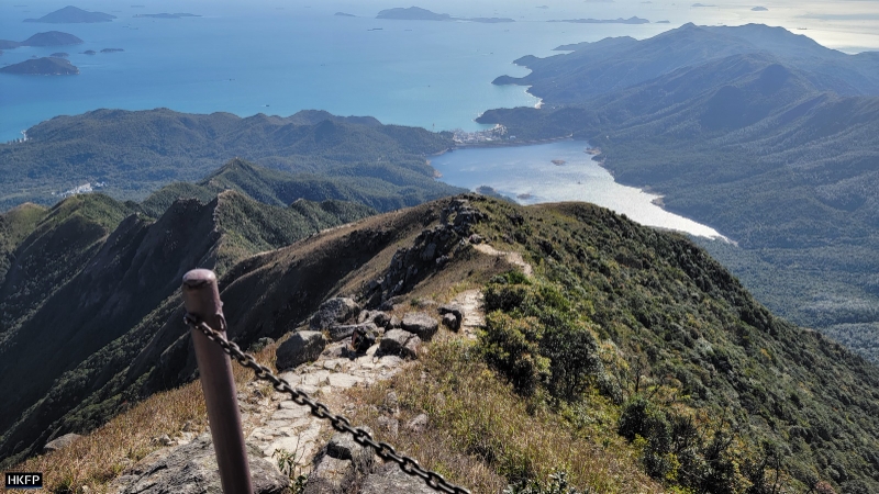 લેન્ટાઉ પીક સુધીનો વધારો - Lantau Peak | Secret World Trip Planner
