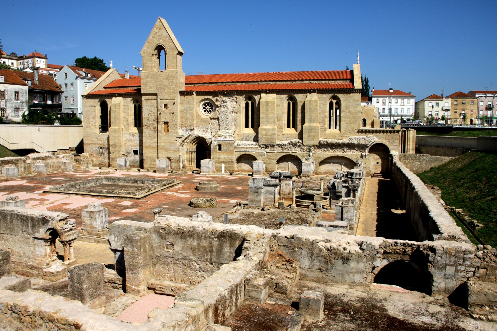 सांता क्लारा-एक-वेल्हा मठ - Santa Clara | Secret World Trip Planner