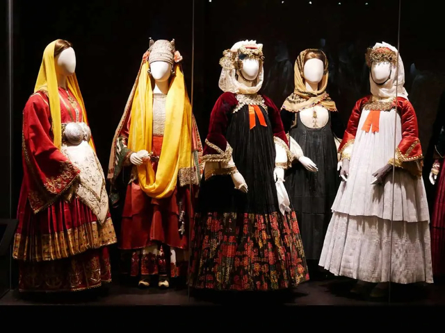 Collezione di costumi tradizionali greci di Victoria G. Karelias - Kalamata | Secret World Trip Planner