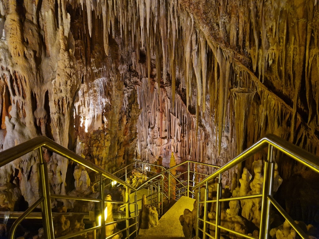 Grotte de Kastania - Emporikis Naftilias | Secret World Trip Planner