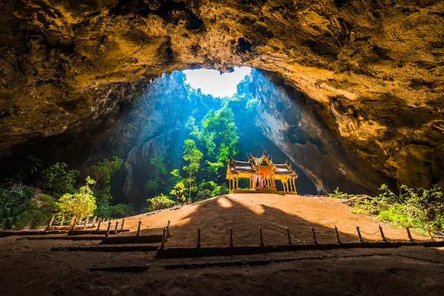 ラプラヤーナコン洞窟 - Tambon Khao Daeng | Secret World Trip Planner