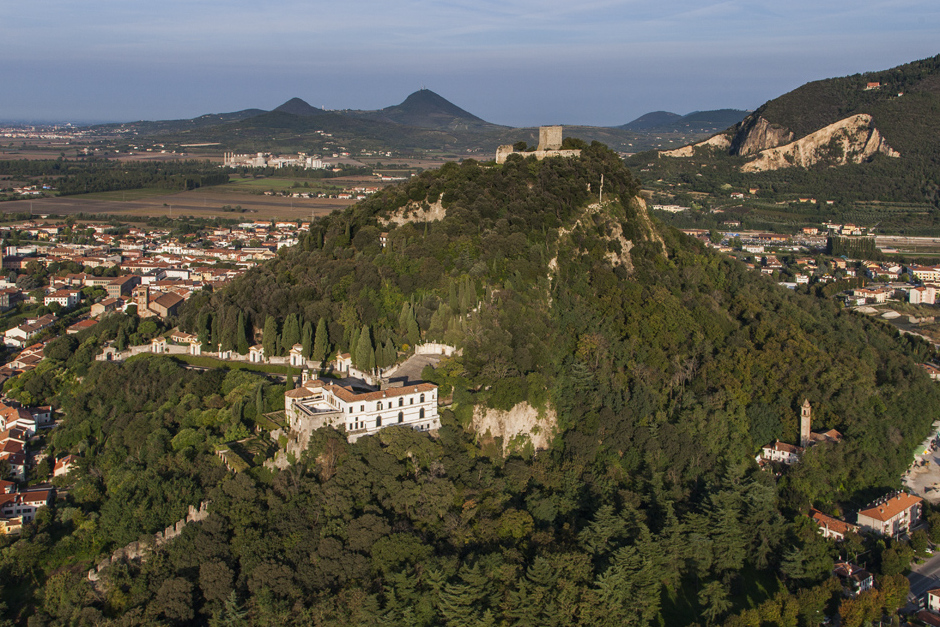 Kalenin tepesinin tepesine hakim olan heybetli kale, güçlü bir fo - Monselice | Secret World Trip Planner