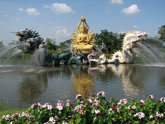 Bodhisattva Avalokiteshvara შადრევანი, უძველესი ქალაქი - Tambon Bang Pu Mai | Secret World Trip Planner