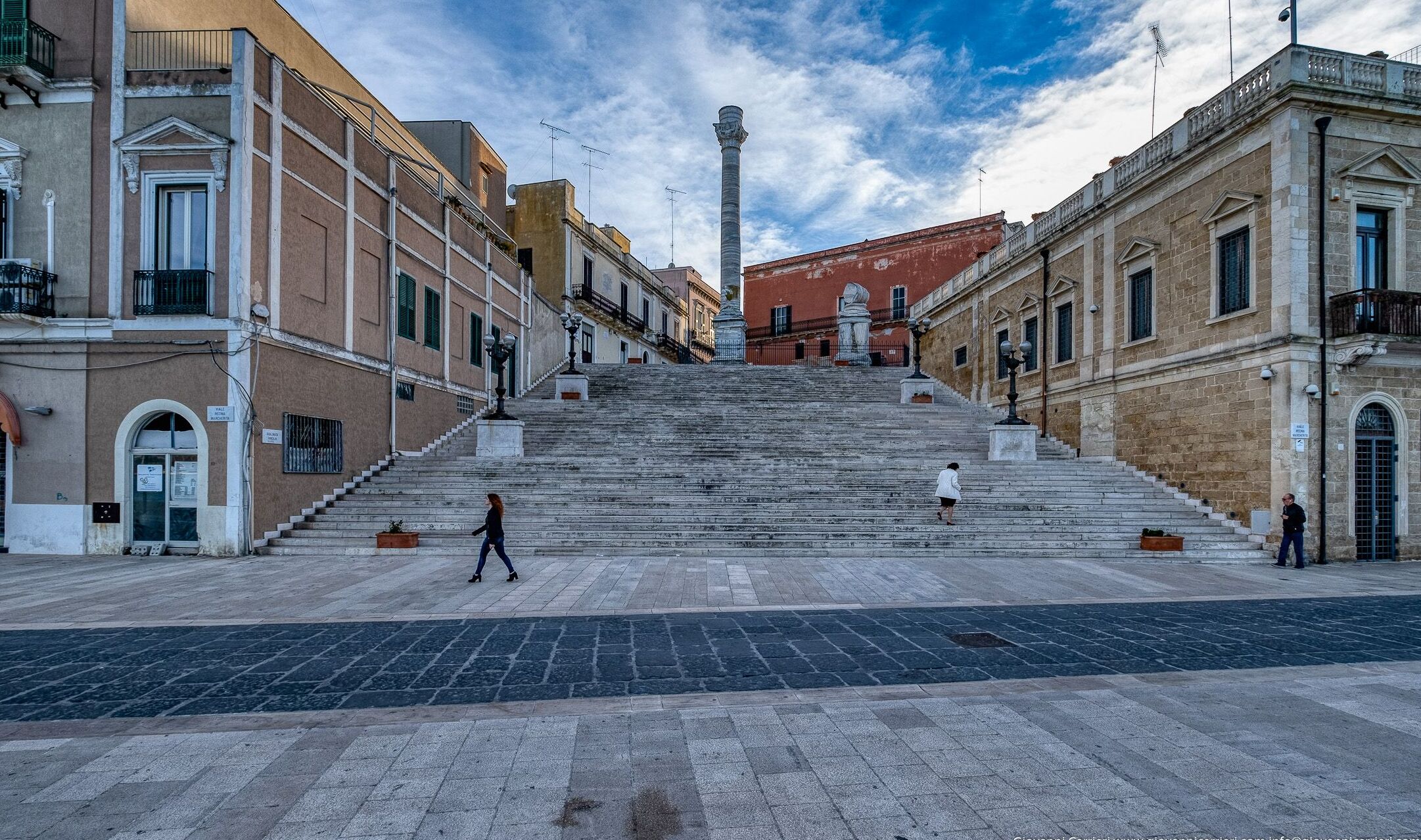 По стълбите, водещи до римските колони на Бриндизи. - Brindisi | Secret World Trip Planner