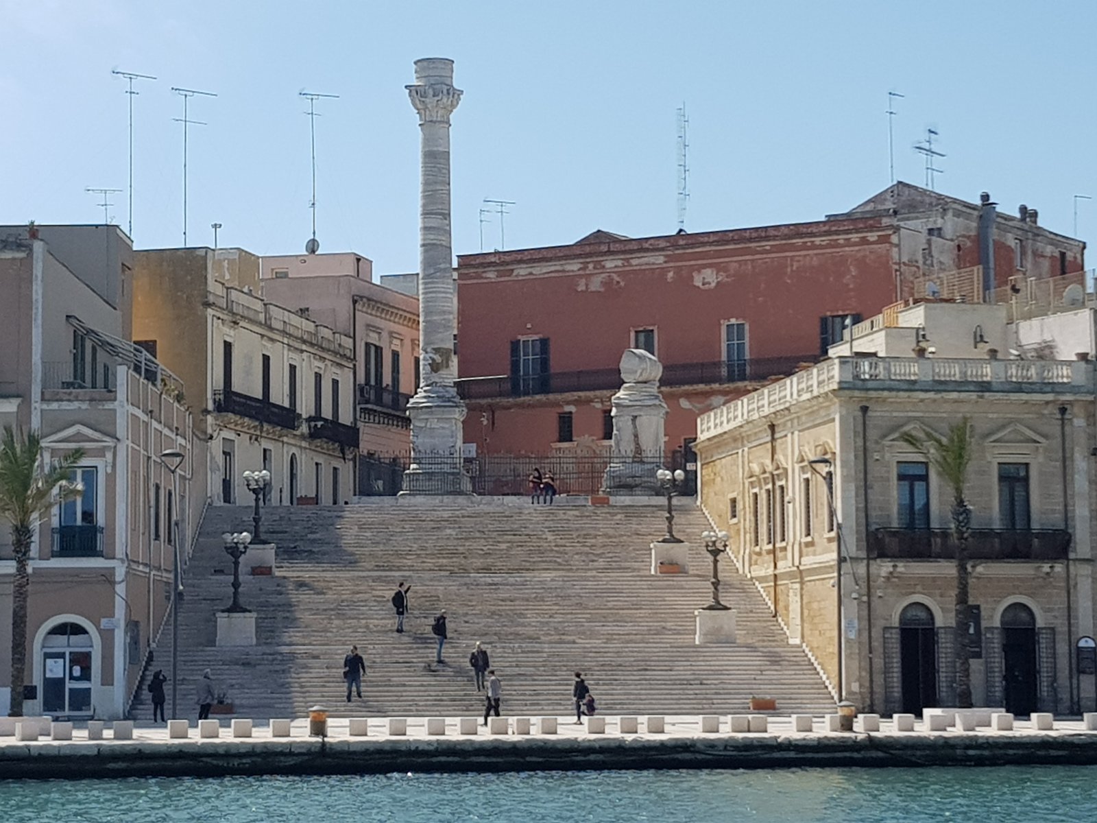 По стълбите, водещи до римските колони на Бриндизи. - Brindisi | Secret World Trip Planner