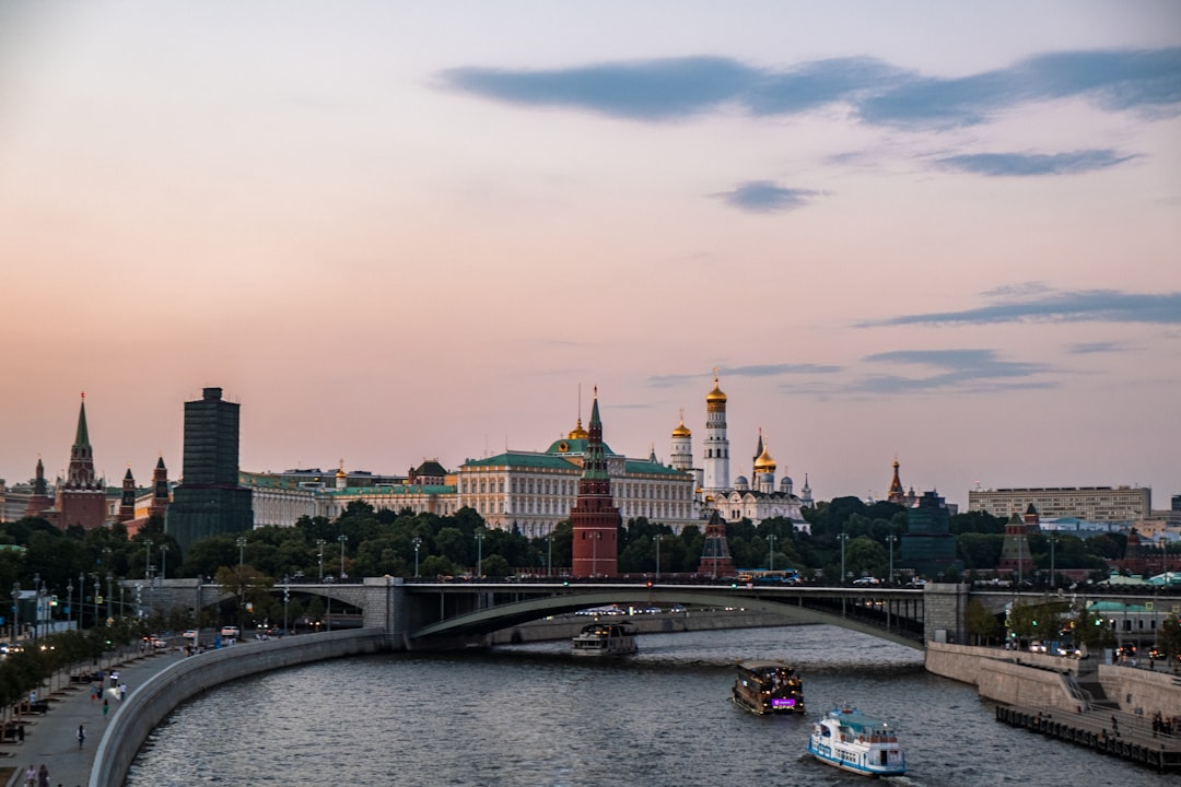 俄罗斯是世界上最大的国家，与欧洲和亚洲国家接壤。 | Secret World Trip Planner