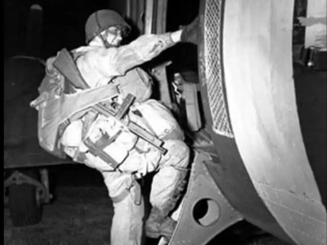 သီးသန့် John Steele အထိမ်းအမှတ်ကျောက်တိုင် - Sainte-Mère-Église | Secret World Trip Planner