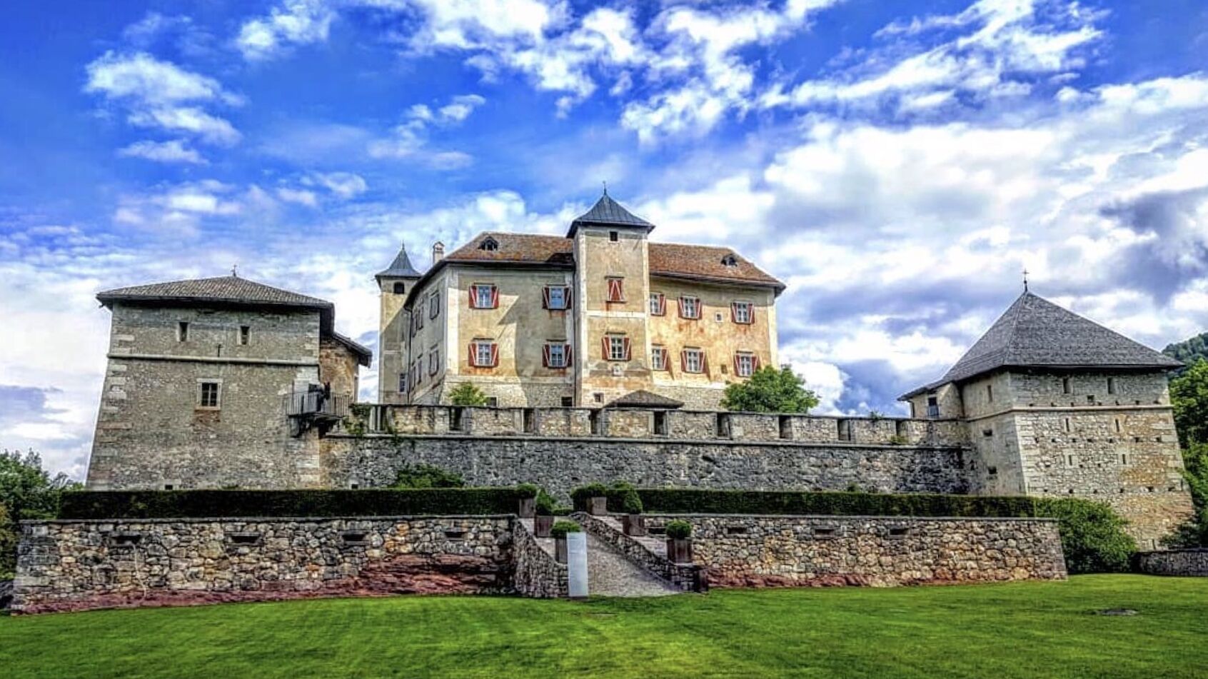 주교 왕자,은 제품,도자기,유리,객차의 초상화,모두 함께 - Vigo di Ton | Secret World Trip Planner