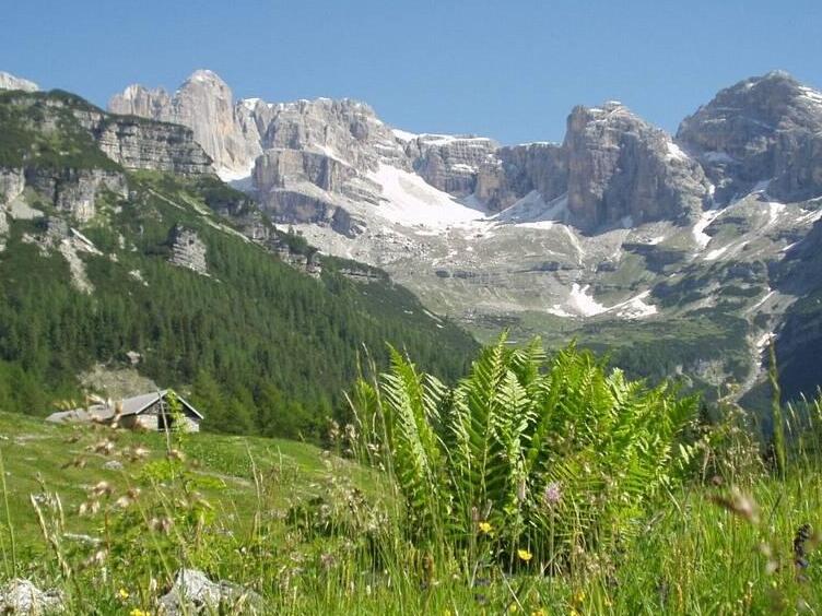 Val d'ambiez, en amfiteater i Brenta Dolomiterna - 38078 San Lorenzo in banale TN | Secret World Trip Planner