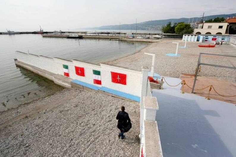 An Lantern, ar an trá nuair a fear a bhfuil mná roinnte - Trieste | Secret World Trip Planner