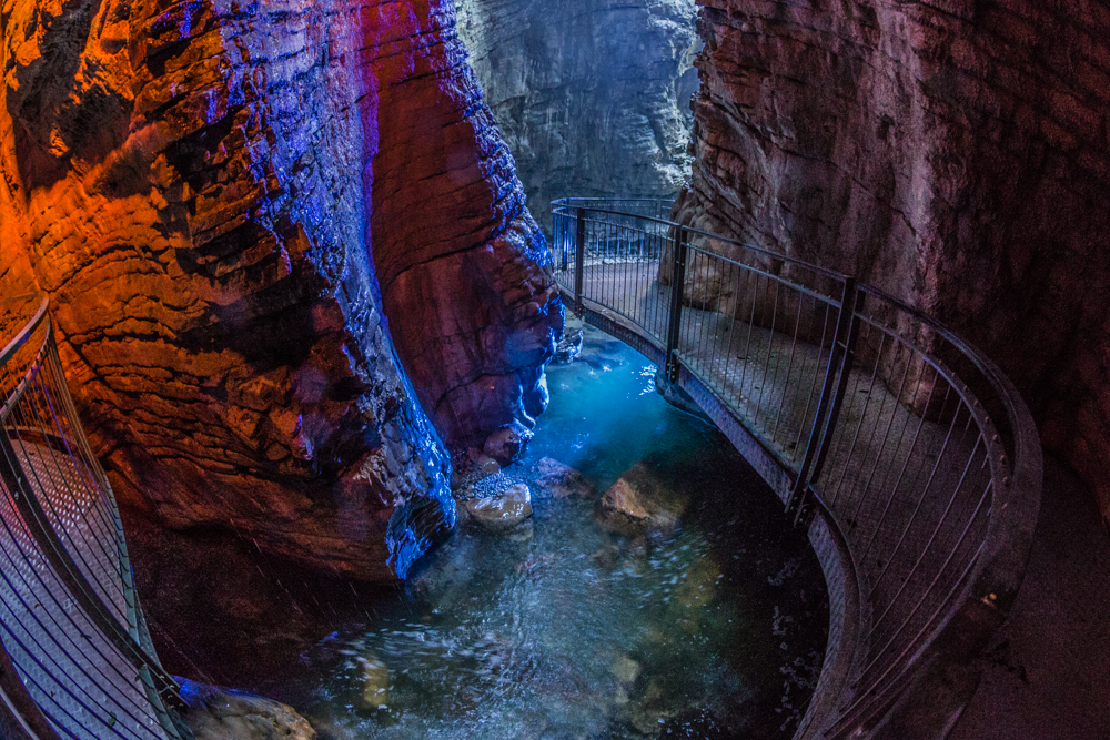 Grotta cascata ຂອງ Varone