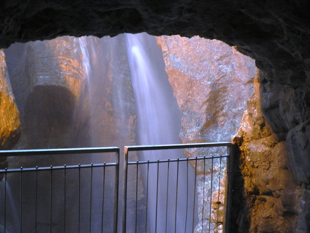 Grotta cascata ຂອງ Varone