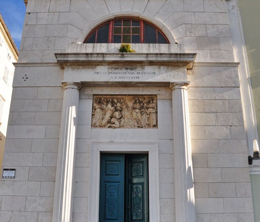 新古典派の教会は 建築家のデザインに1818年に建てられました Secret World
