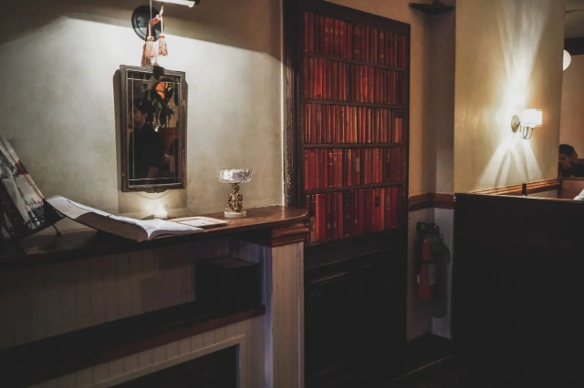 Ночь в Le Boudoir: Потягивание коктейлей в потайной комнате Марии Антуанетты - Brooklyn | Secret World Trip Planner