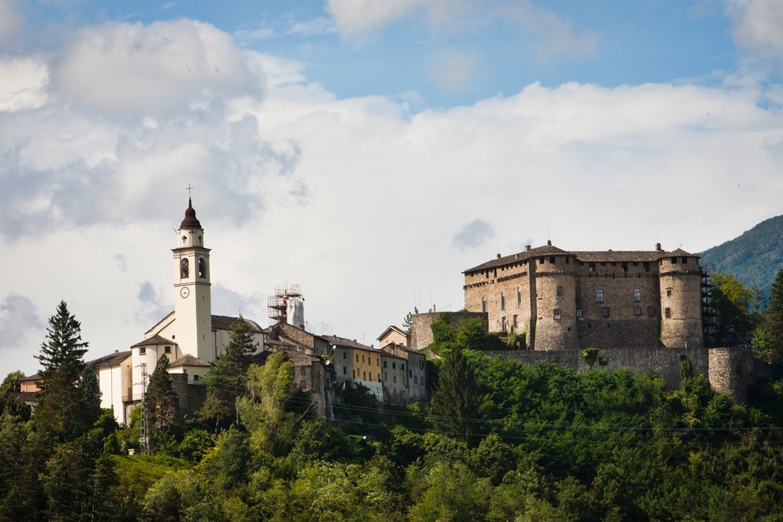 കോട്ട Compiano - Compiano | Secret World Trip Planner