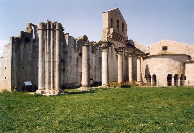 SS Abbey. Uchbirlik Venosa shahri - Venosa | Secret World Trip Planner