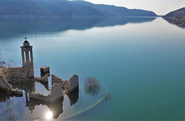 La sommersione stagionale della chiesa di San Nicola ad Alassa - Alassa | Secret World Trip Planner