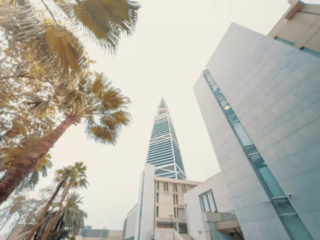 Al Faisaliah Tower – La Lancia Splendente della Modernità di Riyadh - Riyadh | Secret World Trip Planner