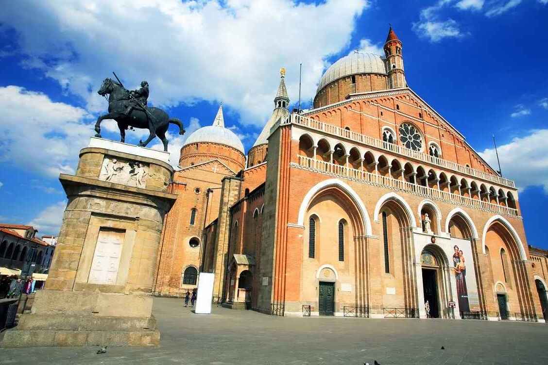 Piazza del Santo, corazón de Padua - Padova | Secret World Trip Planner