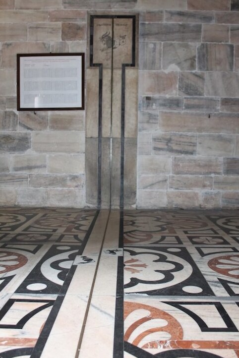 डुओमो की बासीलीक होता है, अंदर, एक सुंदर धूपघड़ी, प्यूरो - Milano | Secret World Trip Planner