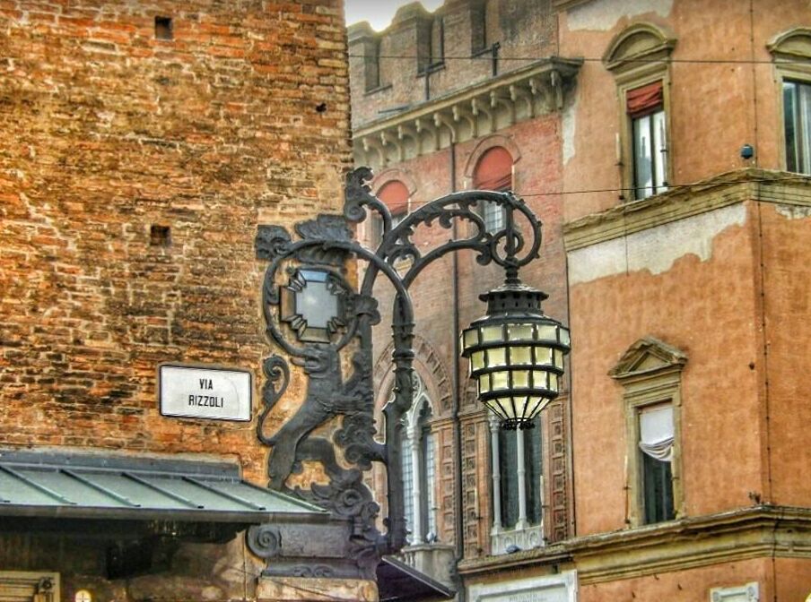 בולוניה ופנס הרחוב של התינוקות - Bologna | Secret World Trip Planner