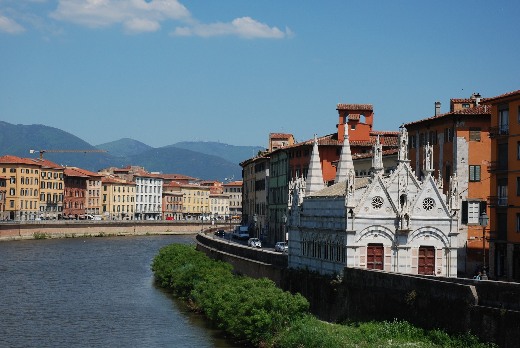 बिंदु च पर नदी अनदेखी, लुंगार्नो गाम्बाकोती की रेलिंग के खिलाफ झुकाव - Pisa | Secret World Trip Planner