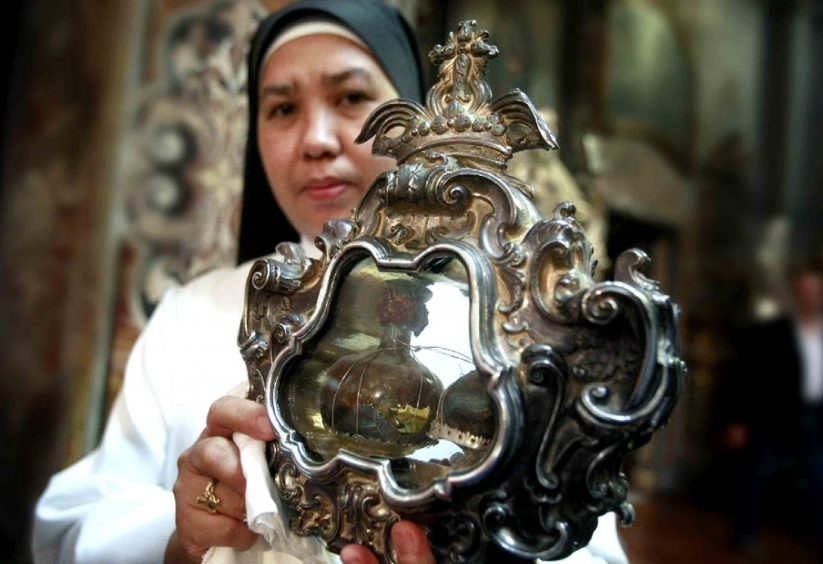 Het bloed van St. Patrick en de Single - Napoli | Secret World Trip Planner