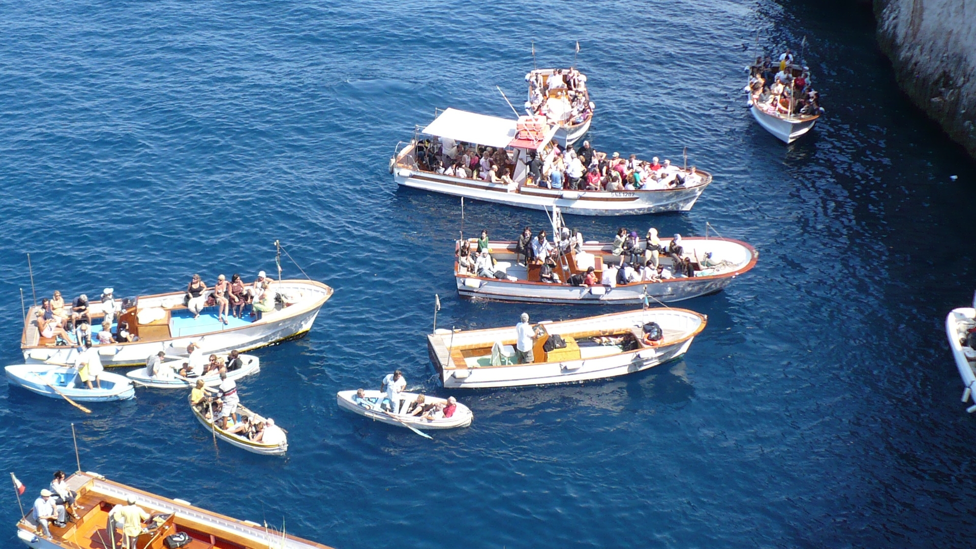 カプリ島の青い洞窟は、信じられないほど活気に満ちたためのイタリアの主要な描画の一つです - Torino | Secret World Trip Planner