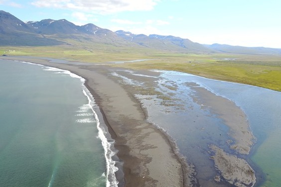 Di Reykjanes Semenanjung ada pasir hitam pantai Sandvik - Sandvík | Secret World Trip Planner