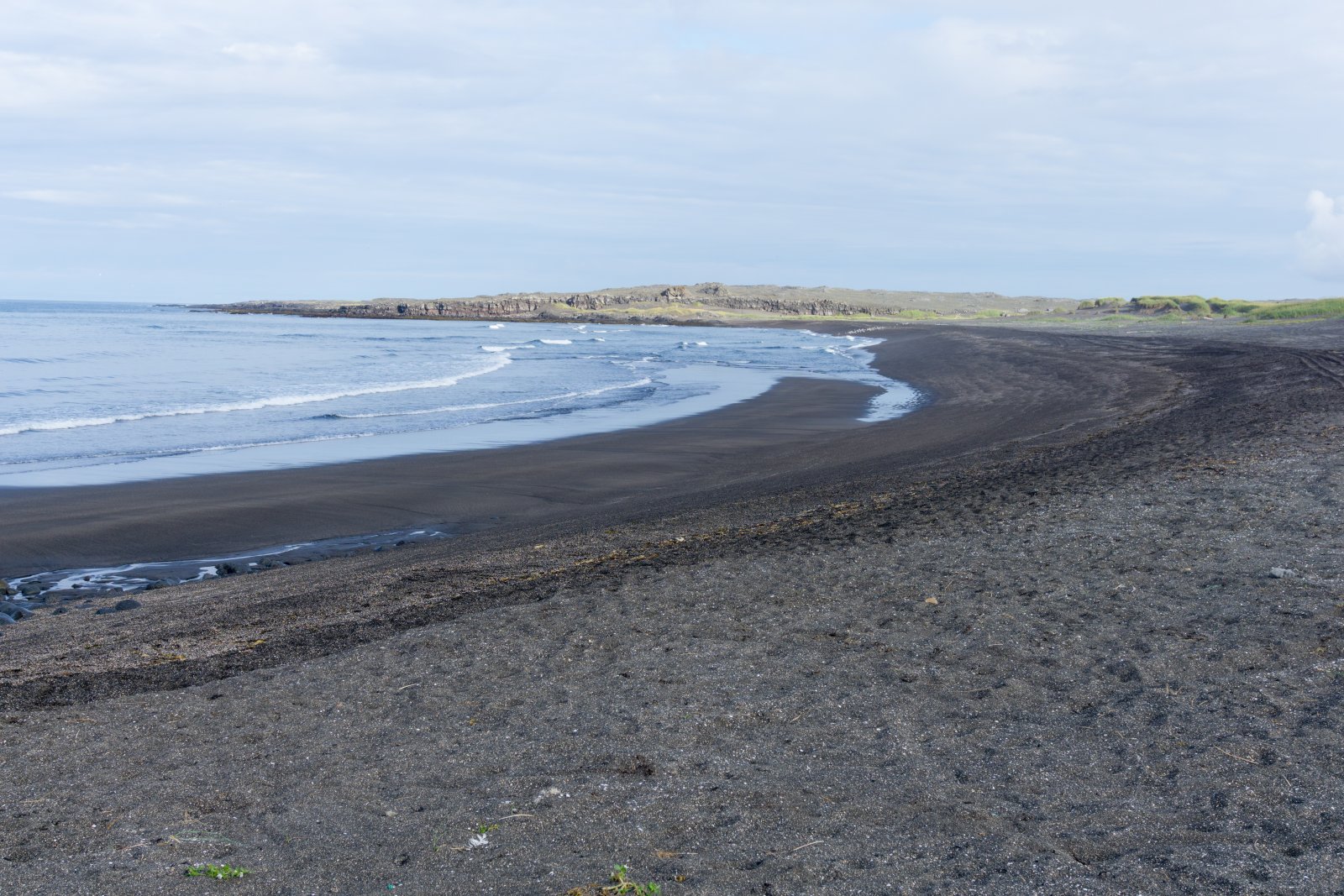 Di Reykjanes Semenanjung ada pasir hitam pantai Sandvik - Sandvík | Secret World Trip Planner